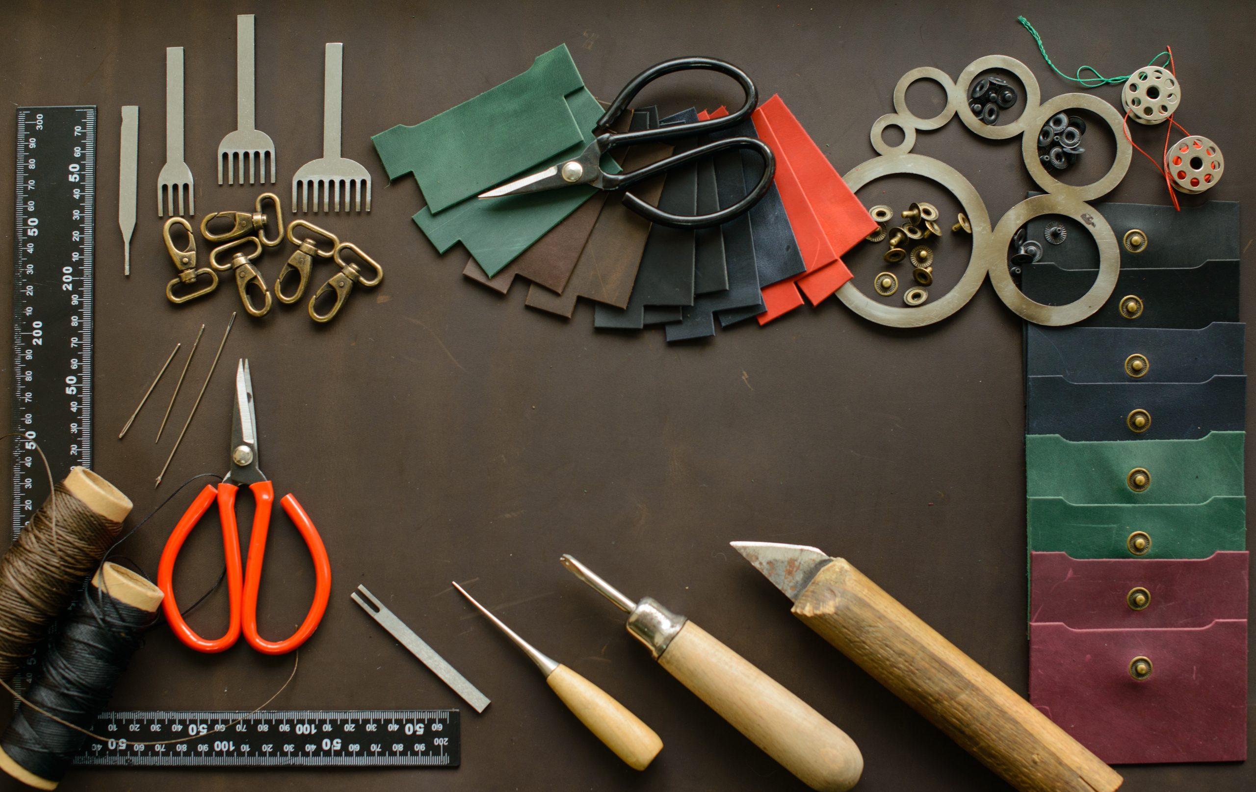 Tools for the manufacture of leather products on the forehead of the leather products master's table